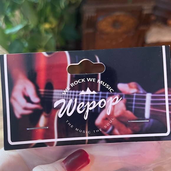 NWT beautiful embroidered guitar 🎸 strap with extra pick - Picture 6 of 6